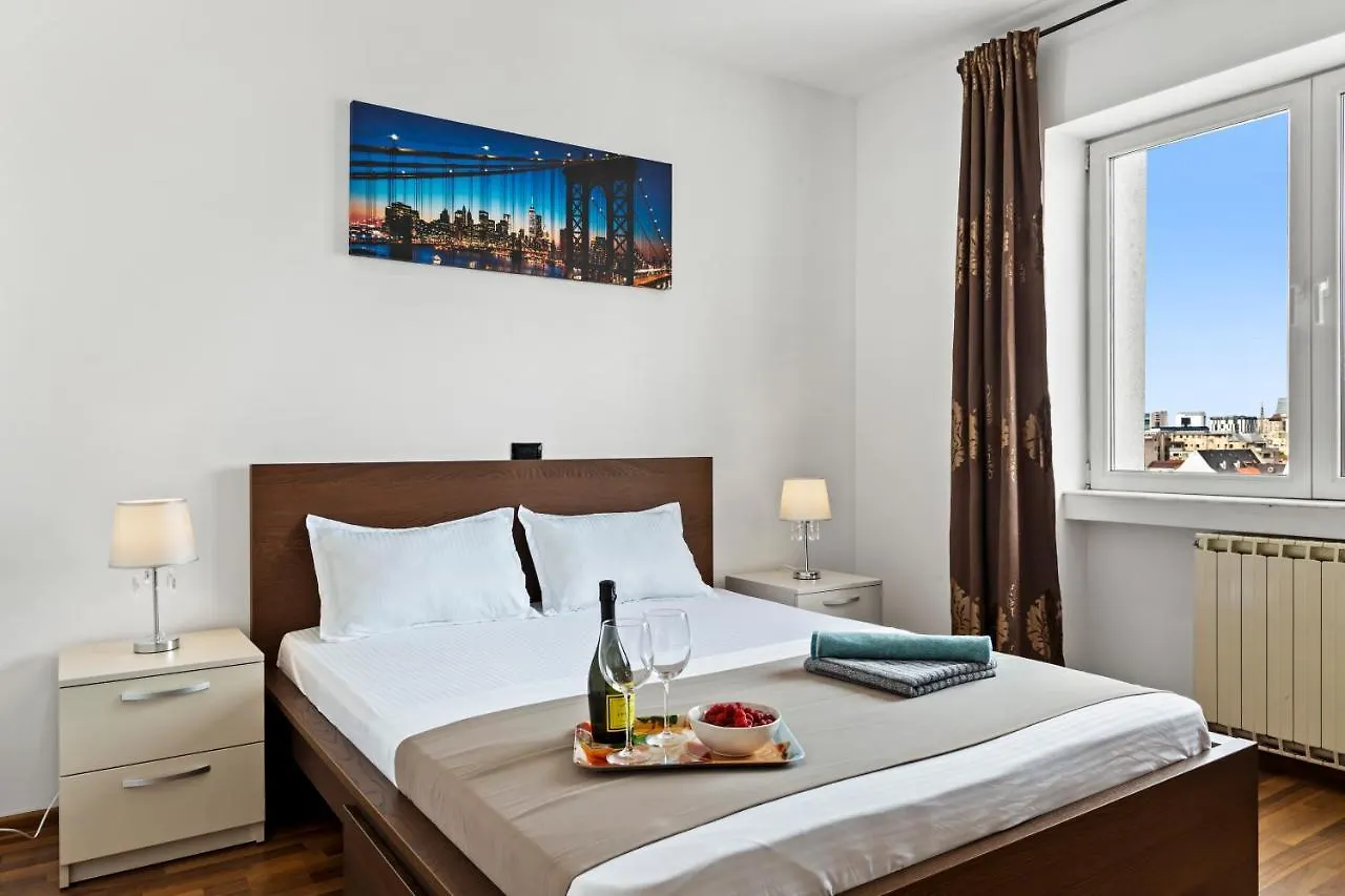Lovely Central 2-Bedroom Condo With Free Parking contacts