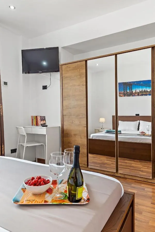 Apartment Lovely Central 2-Bedroom Condo With Free Parking Bucharest